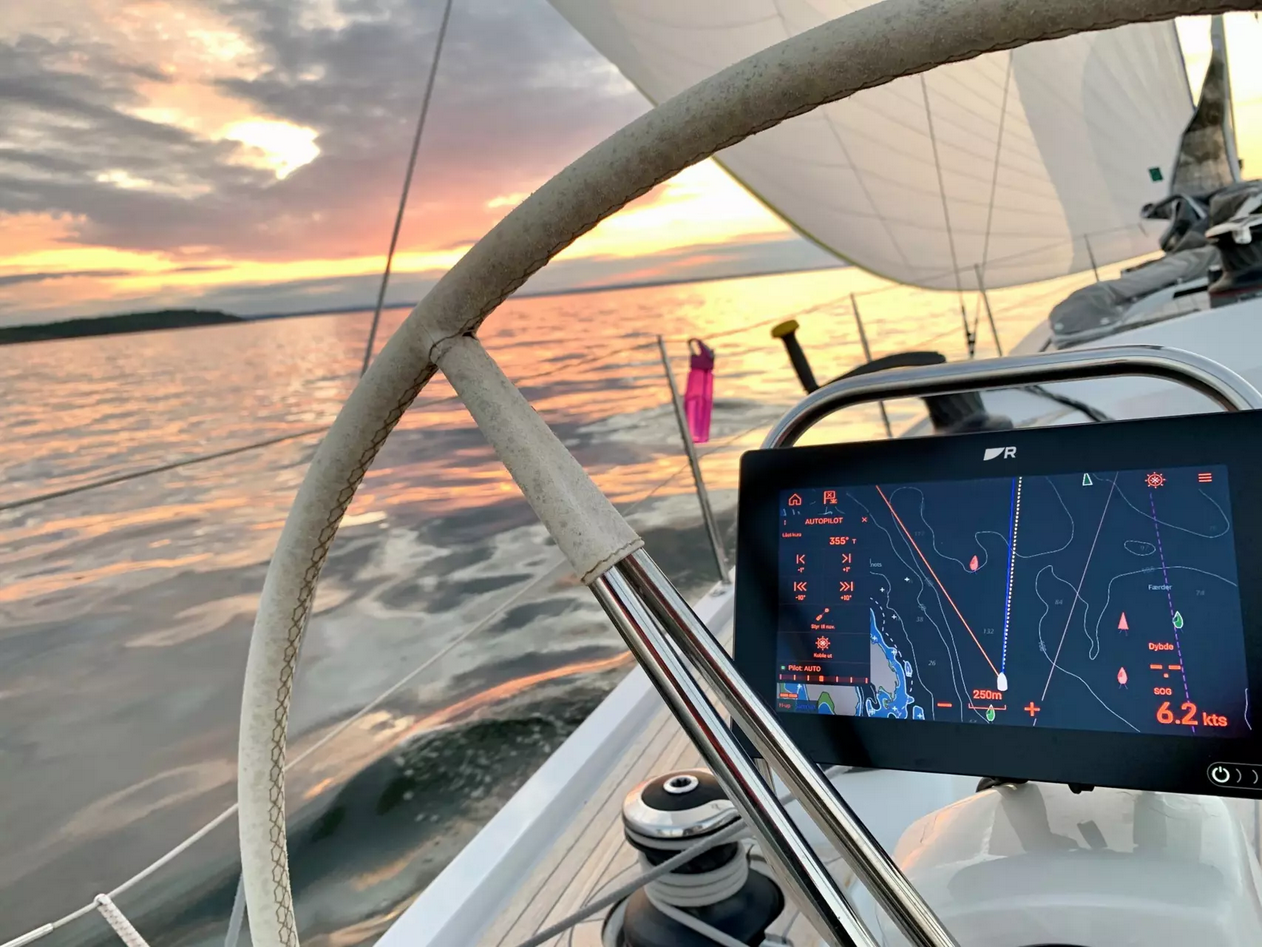 PLOTTERS / MULTIFUNCTION DISPLAYS UND FISHFINDERS